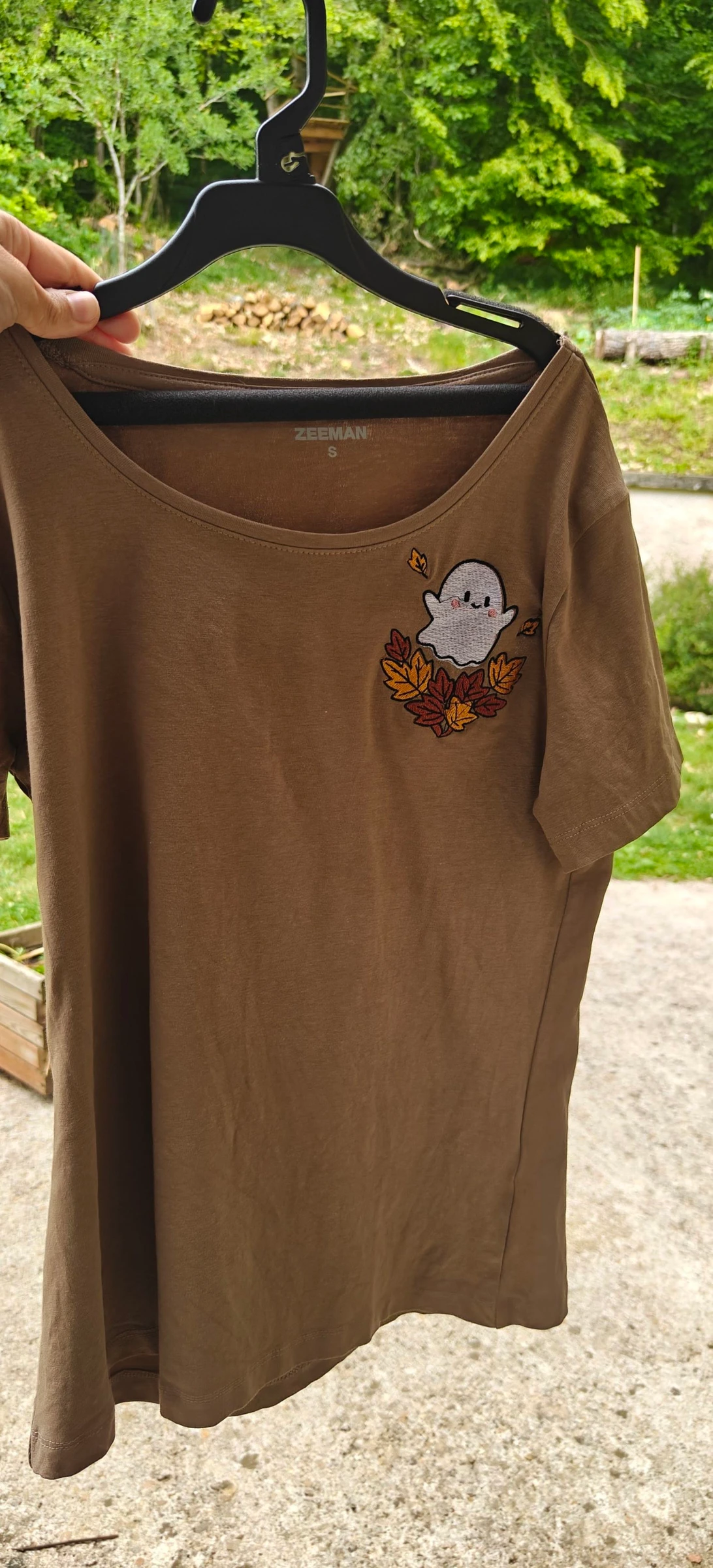 T-shirt marrom bordado artesanal Petit Fantôme & Folhas de Outono – Tamanho P – photo 2